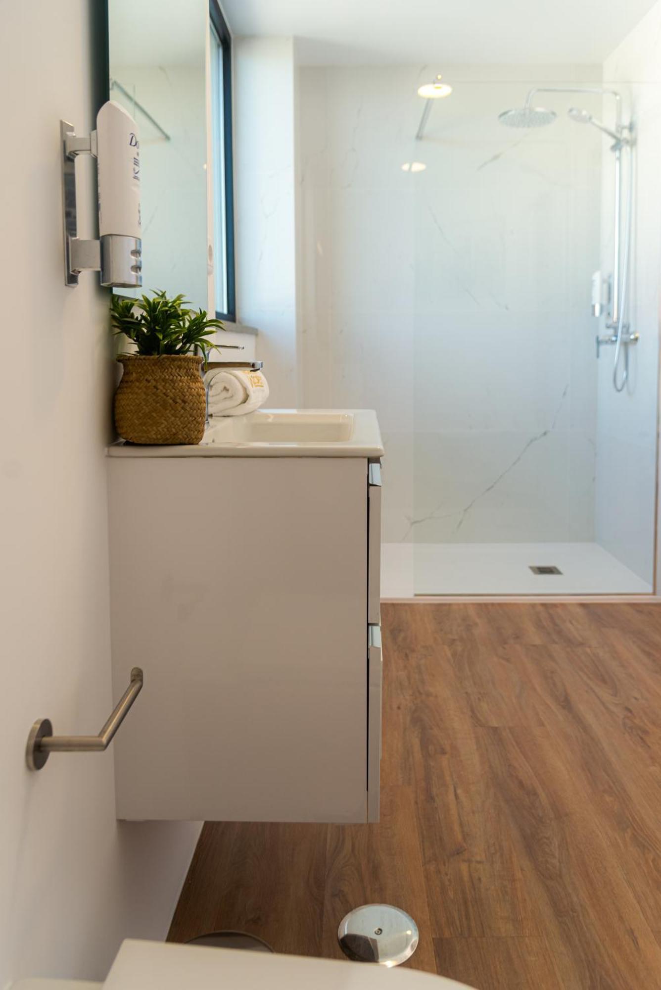 Home At Azores - Sunrise Apartment ปอนตาเดลกาดา ภายนอก รูปภาพ