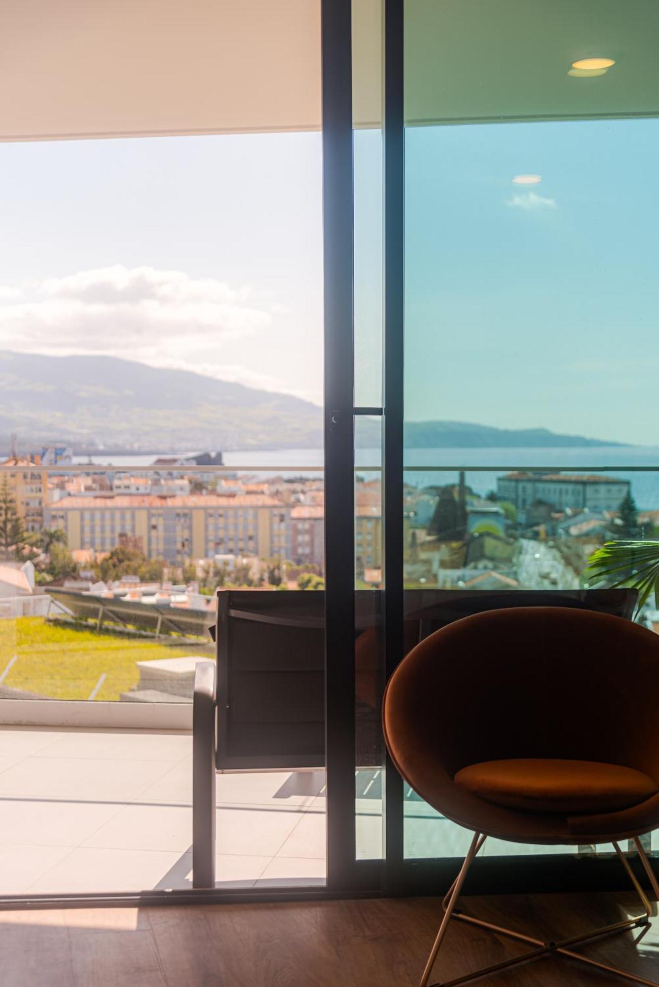 Home At Azores - Sunrise Apartment ปอนตาเดลกาดา ภายนอก รูปภาพ